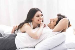 Cara Jadi Pendengar yang Baik Agar Pasangan Setia