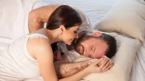 Cara Mendengarkan Keluh Kesah Pasangan dengan Tulus