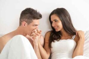 Cara mengetahui dia menyukaimu diam-diam